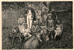 探险家Pierre Savorgnan of Brazza (1852-1905)和一群来自加蓬Two Guineas（两几内亚）教区的土著人。路易-尤金(Louis Eugene)-卢韦(Louvet)在 "Les Missions Catholiques au XIXeme Siecle "中的版画。 作者 匿名匿名