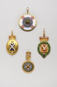 United Kingdom - Order of Thistle - Left: Insignia of herald of Scottish weapons, this insignia is not exclusively linked to the Order of Thistle, Middle of the 18th century, Gold and Emals, H 7 cm; w 3.8 cm; weight: 36 g - Right: insignia of dean of the O 作者 匿名匿名
