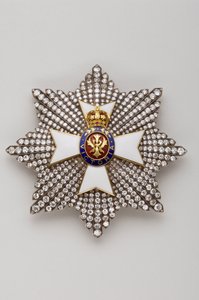 United Kingdom - Royal Order of Victoria: plaque of knight Grand Cross - End XIX century - Gold, silver, diamonds, emerald, rubies and emals - D 7.9 cm; weight: 56 g - Private collection 作者 匿名匿名