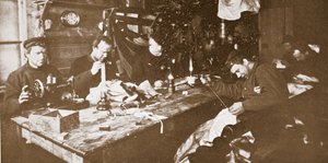 仲冬时节，人们在小屋里缝制毛皮，制作春季雪橇、酒吧时使用的服装。 1907 年伦敦（黑白照片） 作者 安东尼菲亚拉