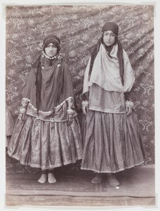 两个女人在部落服装（银蛋白打印）