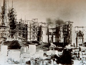 建筑：巴塞罗那圣家族大教堂的景观--1899年的建筑工地（黑白照片）。
