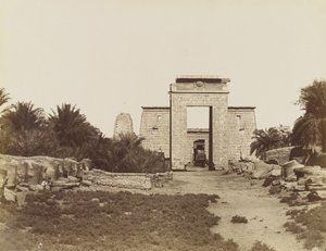 Karnak Sphinxes and the Pylon of Ptolemy 作者 安东尼奥·比托（Antonio Beato）