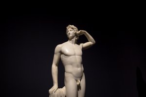 意大利米兰 - 2020 年 6 月：古代雕塑 "阿波罗自鸣"（1782 年），2019 年，蚂蚁（照片 作者 安东尼奥·卡诺瓦
