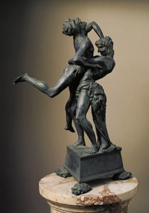 赫拉克勒斯的十二件作品。"赫拉克勒斯（Hercules）举起巨人安特》 安东尼奥-本奇的青铜雕塑，名为Le Pollaiolo（Pollaiuolo）（1431-1498） 1475年，尺寸。45厘米 佛罗伦萨巴盖罗博物馆 作者 Antonio Pollaiuolo
