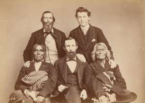 1868 年，亚历山大-加德纳、威廉-亨利-杰克逊和安东尼奥-泽诺-辛德勒与普韦布洛代表、伊斯莱塔总督亚历杭德罗-帕迪利亚和伊斯莱塔前总督安布罗西奥-阿贝塔在一起（照片）。