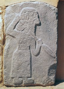 Orthostat描绘了一个士兵从Kapara宫，Guzama国王，Tell Halaf，叙利亚（石灰石） 作者 阿拉曼语
