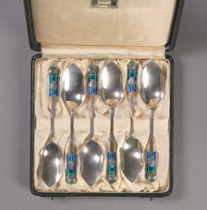 六把汤匙装在原盒中，制造商Liberty and Company，约1895-1910年