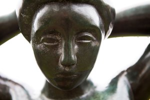 Bather安排她的头发，细节，1930年（青铜）