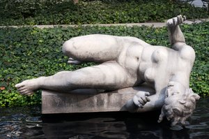 《河流》，阿里斯蒂德·马约尔（Aristide Maillol），纽约现代艺术博物馆雕塑花园（照片）