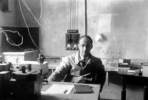 意大利物理学家恩里科-费米（1901-1954年获1938年诺贝尔物理学奖）在实验室（黑白照片）。