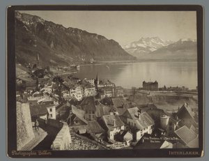 日内瓦湖上的蒙特勒景色，远处是 Dents du Midi Montreux et la Dent du Midi（物体上的标题）