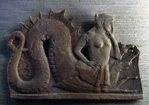 神话中的怪物 Scylla，与 Charybde 一起守卫着墨西拿海峡。巴黎卢浮宫博物馆。 作者 艺术家未知