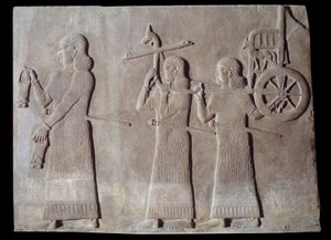 艺术美索不达米亚（亚述）：亚述国王萨尔贡二世（公元前721-705年）的宫殿法庭，仆人们在搬运坐骑和国王的战车。巴黎，卢浮宫博物馆 作者 亚述人