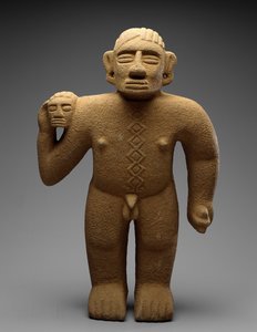 站立战士与哥斯达黎加奖杯头，晚期V  - 早期VI，700-1000（火山石） 作者 Atlantic Watershed Culture Atlantic Watershed Culture