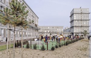 勒阿弗尔（塞纳河畔）的住宅建筑。这座城市于 2005 年 7 月 15 日被联合国教科文组织列入世界遗产名录。第二次世界大战（1939-1945 年）期间，勒阿弗尔是法国遭受破坏最严重的城市。在奥古斯特-佩雷（Auguste Perret，1874-1951 年）的领导下，勒阿弗尔得以重建。