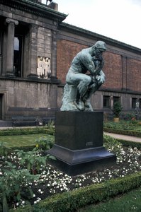 罗丹的思想者雕像，Ny Carlsberg Glyptotek，哥本哈根，丹麦，欧洲 作者 奥古斯特·罗丹（Auguste Rodin）