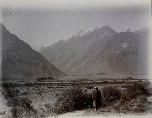 从 Kusht-sam 支线俯瞰 Kala-i-Panja 要塞。1915 年 9 月 2 日，从山谷远眺要塞，远处是群山（黑白照片） 作者 奥雷尔·斯坦