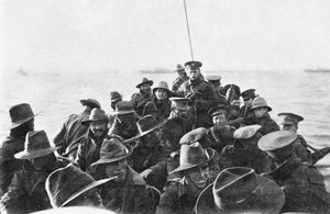 1915年4月25日登陆当天上午6点他们被拖向Anzac Cove的一艘载有澳大利亚第一分区信号公司身份不明男子的救生艇船尾的视图（bw phot