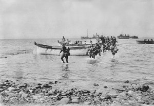 1915年4月25日，澳大利亚士兵于1915年4月25日在大型船只的登陆艇上运输后于1915年4月25日在加利波利安扎克湾上岸时趟过水面（