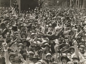 1918年11月11日，人群在悉尼马丁广场庆祝签署停战协议的消息 作者 澳大利亚摄影师
