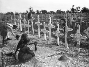 1919年8月26日，法国维莱尔 - 布列塔尼（Villers-Bretonneux），法国维尔 - 布列塔尼（Villers-Bretonneux）战争中，法国儿童在阿德莱德公墓（Adelaide Cemetery of Australian