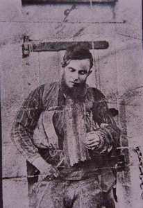 凯利帮成员乔-伯恩死后被吊起来，1880年6月29日（黑白照片）。