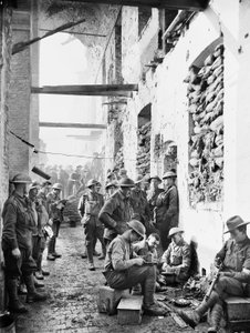 1917年11月1日，伊普尔骑兵军营里的第二个澳大利亚步兵营的成员 作者 澳大利亚摄影师