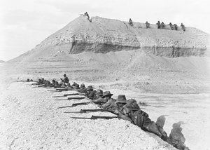 第5澳大利亚轻马旅的人的侧视图，在警报，在桥头堡的部分，1918年4月