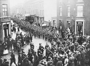1919年11月26日，比利时Chatelineau，第一师炮兵AIF的最后一个配额离开该镇，以便在沙勒罗瓦开始他们的旅程回家 作者 澳大利亚摄影师
