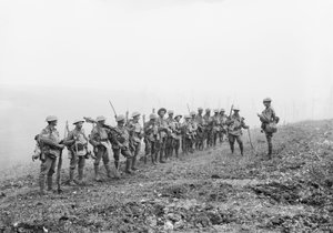Warfusee-Abancourt，法国：中尉鲁珀特·弗雷德里克·阿丁·唐纳斯MC在第二营B公司对阵他的排，在Warfusee和Lamotte村附近休息