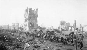 伊普尔，比利时。 1917年10月18日。包装骡子与步兵接收物资。请注意1917年10月18日背景中的贝壳损坏的建筑物