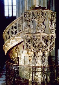 Pilgrams Pulpit，装饰着教会四位父亲的半身像，代表四种地貌气质的神学家，雕塑家自己从下面的窗户向外看，由Anton Pilgr