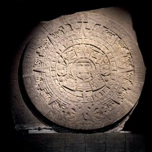 前哥伦比亚文明：阿兹特克历法（太阳石）：直径3米的石盘代表阿兹特克历法和宇宙观，中心部分代表太阳托纳提乌的神位，来自特诺奇蒂特兰--墨西哥城，国家人类博物馆。