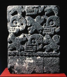 Tzompantli，后古典时期后期（1300-1521）（石头）。 作者 阿兹台克人阿兹台克人
