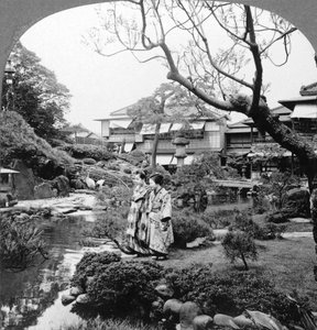 1904年，日本女佣在花园里。