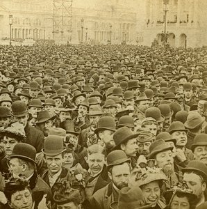 1893年，在美国伊利诺伊州芝加哥市哥伦比亚展览的开幕式上，人群拥挤。