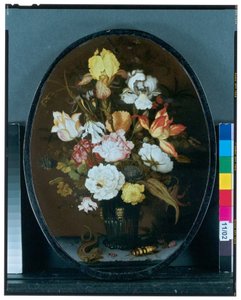 静物画，窗台上的玻璃花瓶里有鲜花，有蜥蜴和甲虫 作者 Balthasar van der Ast