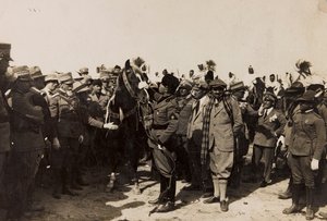 贝尼托·墨索里尼（Benito Mussolini）与他的法西斯主义者和伊塔洛·巴尔博（Italo Balbo）在利比亚的黎波里（黑白照片） 作者 芭芭拉（Barbera La）