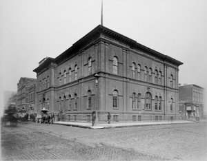 美国伊利诺伊州芝加哥的哈里森街警察局，约1900年（黑白照片）。 作者 巴恩斯和克罗斯比