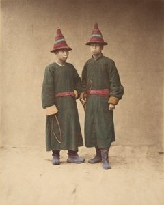 [两个穿着相配的传统服饰的中国人]，1870年代。 作者 雷蒙德·冯·斯蒂夫男爵