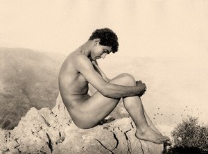 研究一个男性裸体在岩石上，陶尔米纳，西西里岛，c.1900（棕褐色照片） 作者 威廉·冯·格洛登男爵