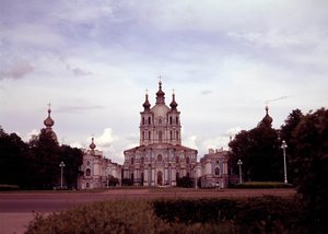 建筑：俄罗斯圣彼得堡建筑师 Francesco Bartolomeo Rastrelli（1700-1771）于 1748 年至 1835 年间建造的斯莫尔尼修道院景观。