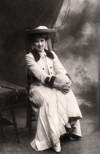 Decima Moore 1871-1964，英国女演员，1907年。