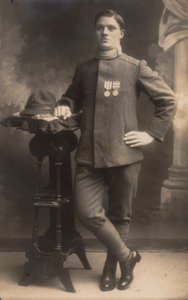 "GM R. Army (World War I) "专辑。穿着乡村制服的步兵士兵（黑白照片 作者 巴特利巴特利