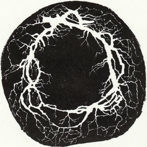根的花环》，2019 年（纸上木刻） 作者 贝拉·拉尔森（Bella Larsson）
