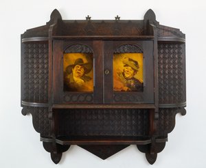 带有陶瓷饰板的挂墙柜，雕刻归属于Mary Madeline Nourse，牌匾为Artus van Briggle（1869-1904）1887-99（黑胡桃和釉面粘土） 作者 Benn attr.to皮特曼