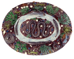 带有蛇和蝙蝠的彩陶盘。 直径 0.52 m 16 世纪。 由 Bernard Palissy (1510-1589) Sevres 实现。 国立陶瓷博物馆