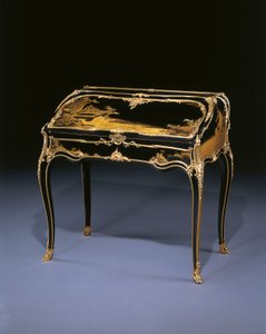 路易十四倾斜书桌，约1750年（ormolu安装的日本清漆和马丁清漆） 作者 伯纳德·范（Att。To）Risenburgh II