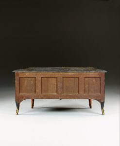 路易十五便桶，约1740年（ormolu安装的中国黑色，彩色和镀金漆，蛇纹石，大理石和弗尼斯） 作者 伯纳德·范·里森堡